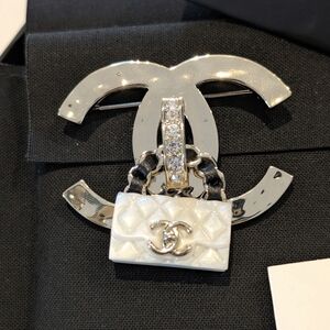 🤍CHANEL Light Gold & White Purse Brooch with Lambskin Leather &Crystal-like New
